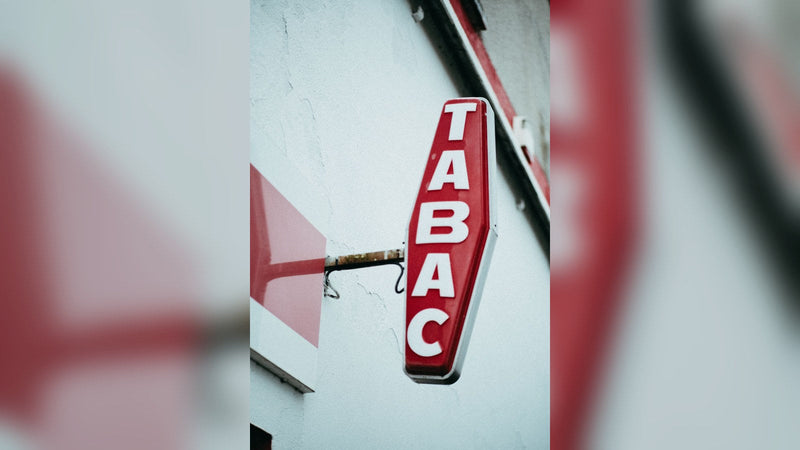 Enseigne rouge TABAC sur une façade, illustration de la vente de CBD chez les buralistes