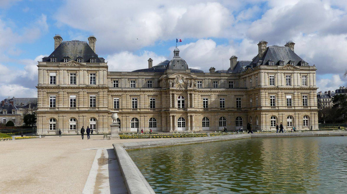 Le palais du Luxembourg à Paris, siège du Sénat, par une journée ensoleillée