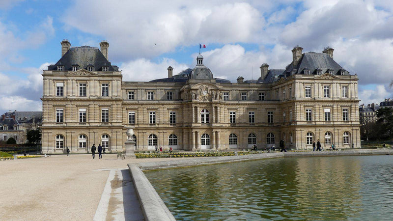 Le palais du Luxembourg à Paris, siège du Sénat, par une journée ensoleillée