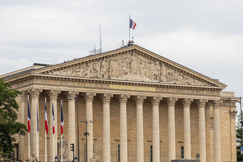 Façade de l'Assemblée nationale à Paris, où a été déposée la proposition de loi n° 3152 sur la vente de CBD aux mineurs