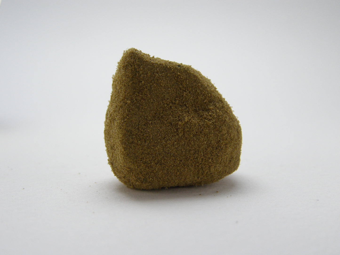 Gros plan sur des Moonrocks CBD claires et moelleuses – profil fruité citronné
