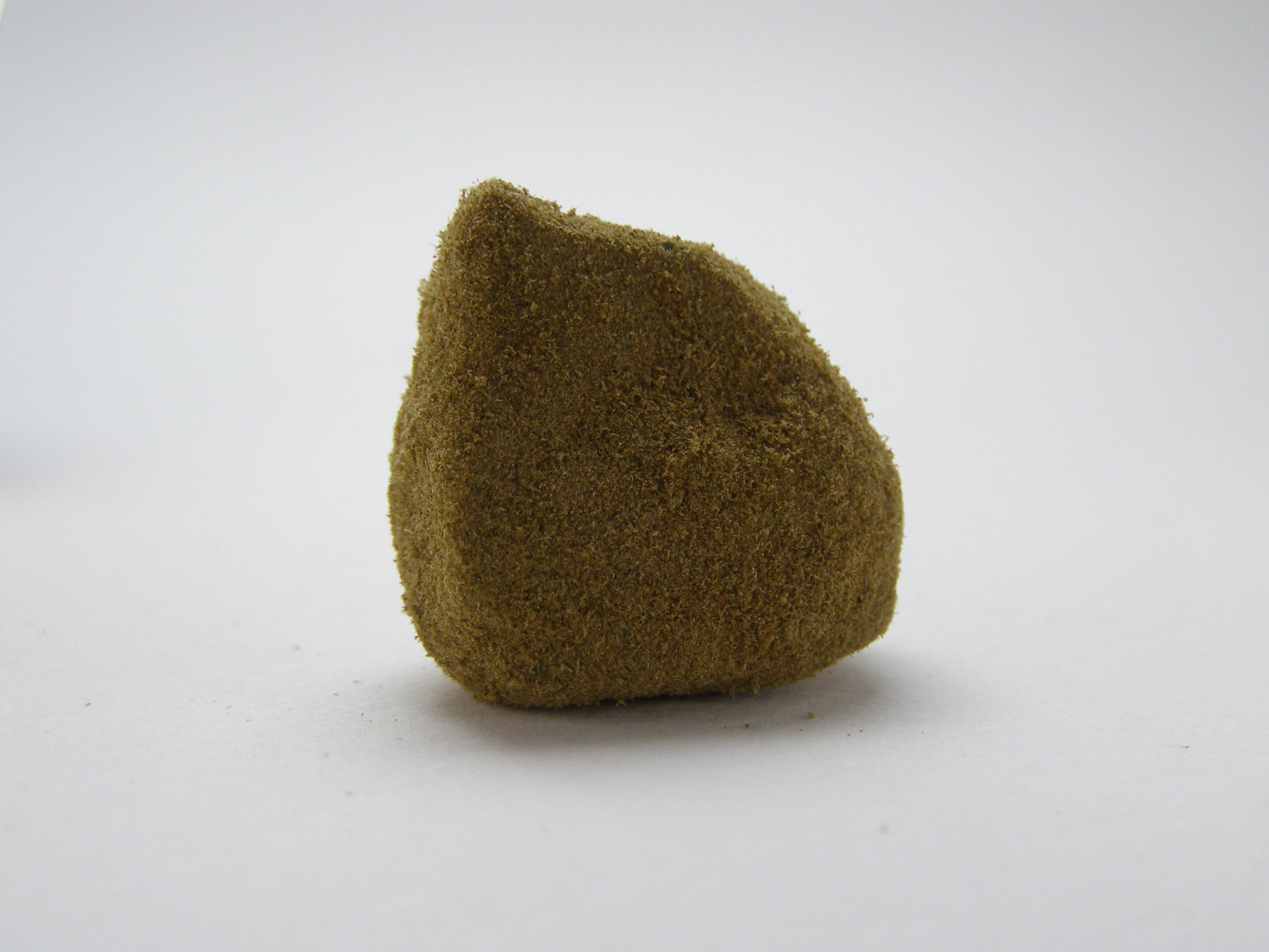 Gros plan sur des Moonrocks CBD claires et moelleuses – profil fruité citronné