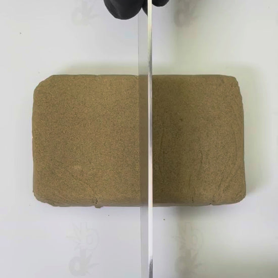 Gros plan sur la résine CBD Jaune avec texture mousseuse et friable