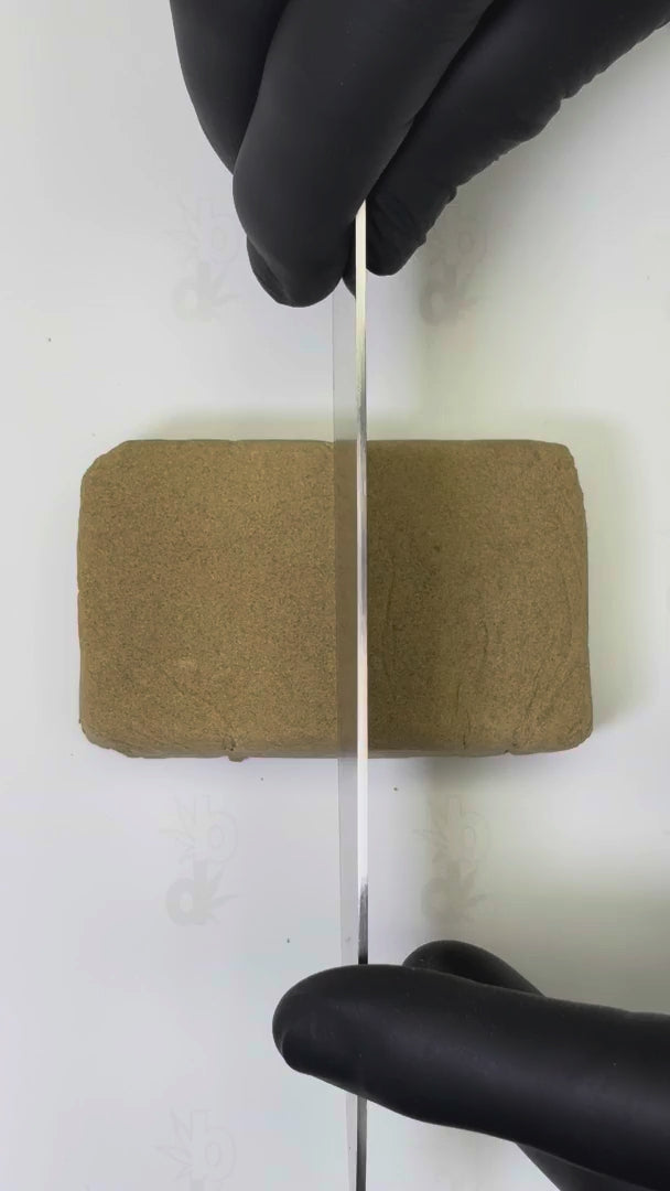 Gros plan sur la résine CBD Jaune avec texture mousseuse et friable