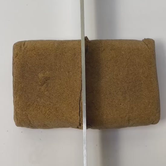 Gros plan sur Mousseux CBN – résine riche en CBN, CBD et CBG