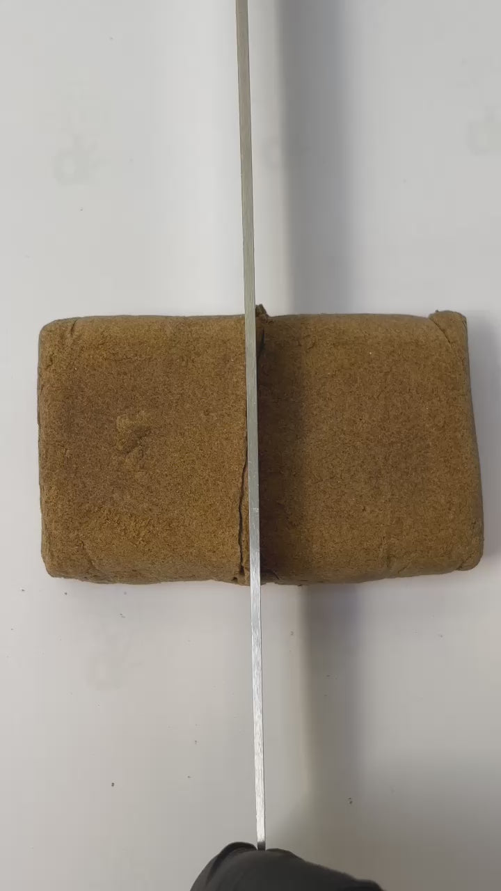 Gros plan sur Mousseux CBN – résine riche en CBN, CBD et CBG