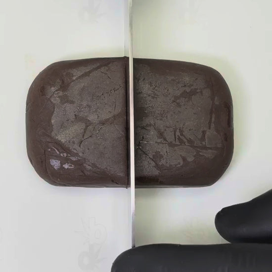 Gros plan sur la résine CBD 3x Filtré aux arômes acides et boisés