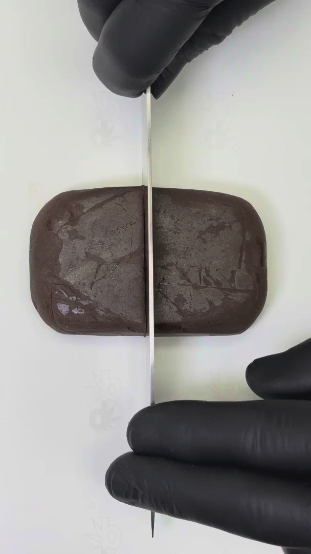 Gros plan sur la résine CBD 3x Filtré aux arômes acides et boisés