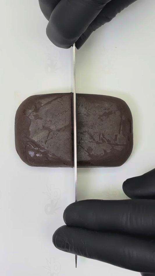 Gros plan sur la résine CBD 3x Filtré aux arômes acides et boisés